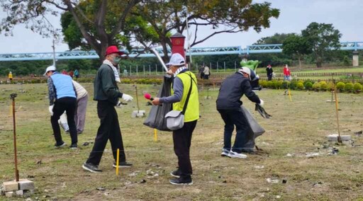 西螺退休公務人員協會 60餘人大橋廣場清潔暨健行活動