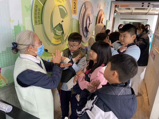 環保行動車進和東國小校園 慈濟志工分享淨零知識