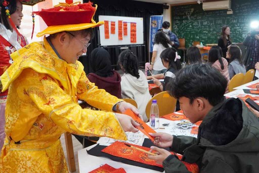 大葉大學國際學生寫春聯迎新年 感受濃厚的年味