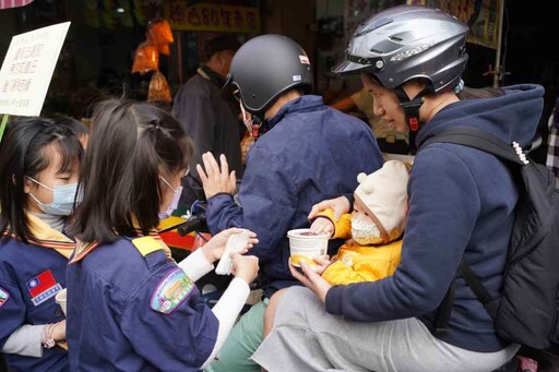 佛光山旗山禪淨中心千碗臘八粥供眾 寒冬中溫暖人心