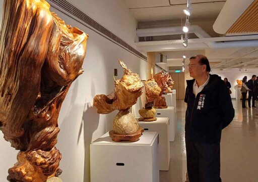 高雄文化中心特展「昱刀瘤形」 李昱進大師樹瘤木雕創作