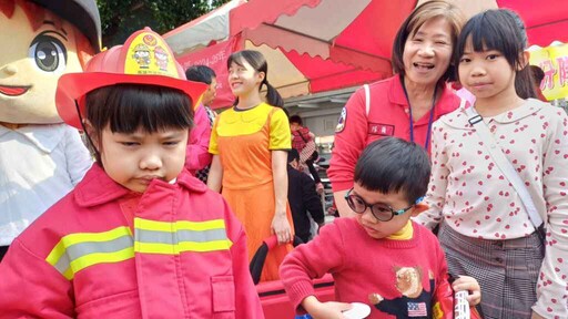 旗山老街迎新春人潮 高市旗山消防員化身角色扮演防災宣導！