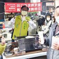 彰化廟街市集人潮擠爆 市長親煎蔥油餅做公益