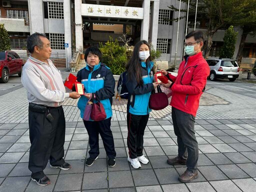 彰化埔心國中開學迎新 校長與家長會長發紅包送祝福