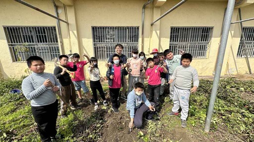 農事教育好好玩 香田國小學童體驗挖地瓜樂趣