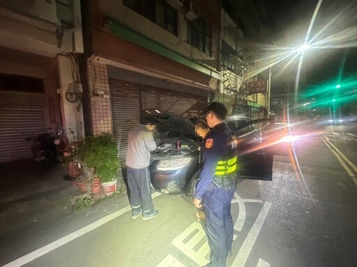 凌晨汽車拋錨路中！ 公正警即時救援助脫困