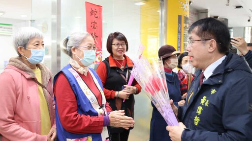 黃偉哲贈送火鶴花寓「愛齁好」 祝福大家婦女節快樂