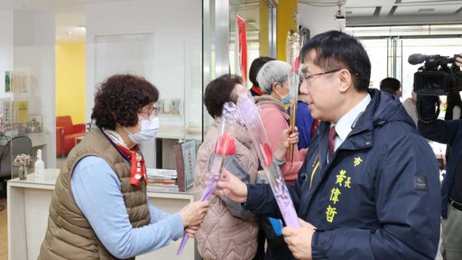 黃偉哲贈送火鶴花寓「愛齁好」 祝福大家婦女節快樂