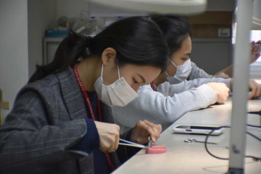 中山醫大數位牙醫體驗營 帶領高中生沉浸式探索牙醫科技