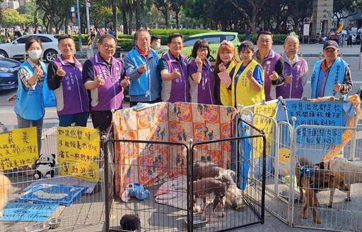 台中志工協會關懷流浪動物 捐贈飼料做公益