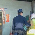 七旬失智翁跌坐路旁 西螺警相助、避免憾事發生