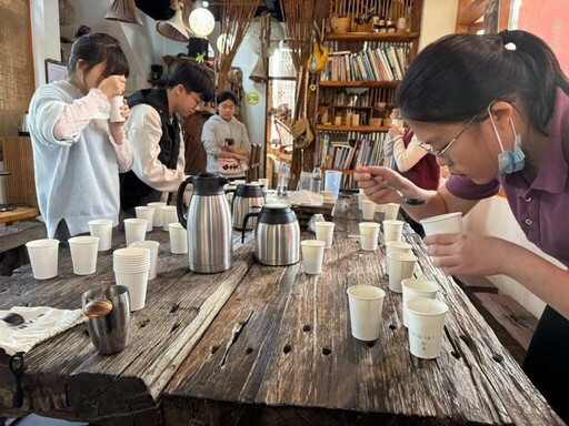 中山醫大健產系新生挑戰鄒築園 初登杯測舞台驚豔國際強手