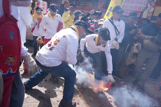 北港迓媽祖熱鬧登場！ 炸虎爺犁炮齊發 萬人空巷朝聖