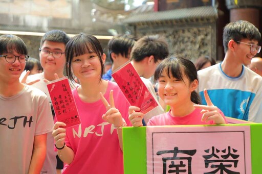 基隆考生齊聚慈雲寺 謝國樑祈願學子會考金榜題名