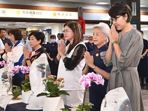 慈濟辦理佛誕祈福 許淑華浴佛祈願平安、社會祥和