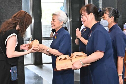 慈濟辦理佛誕祈福 許淑華浴佛祈願平安、社會祥和