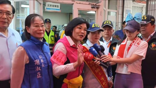 張麗善在北港當面向爐主致歉 贈「報馬仔」公仔盼媽祖庇佑化解誤會