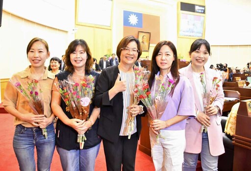 彰化縣政府攜手議會致贈康乃馨 推廣在地花卉獻上母親節祝福