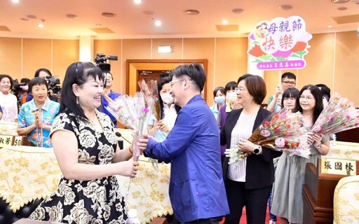彰化縣政府攜手議會致贈康乃馨 推廣在地花卉獻上母親節祝福