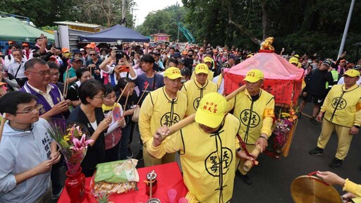 白沙屯媽祖遶境南投 許淑華名間跪迎鑾駕祈願