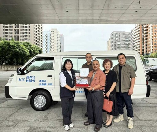 夫妻檔緬懷雙親延續愛心 母親節前夕捐贈中市府復康巴士