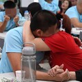 勵志中學母親節懇親會場面感人 百名親子相聚擁抱真情