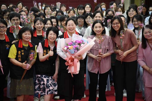 徐榛蔚母親節前夕親贈花束 感謝花蓮縣府女性同仁辛勞付出