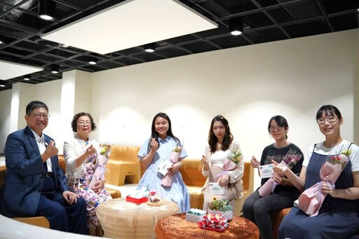 母親節快樂!楊文科贈康乃馨給準媽咪當最強的後盾