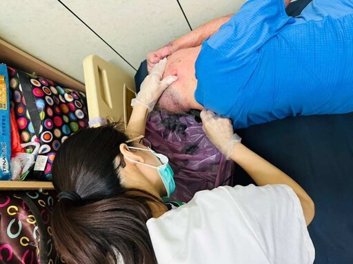 護理師節致敬創世到宅護理師以愛守護植物人
