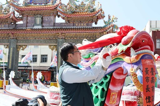 黃偉哲為龍舟開光點睛 替選手們祈福保佑順利