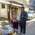 中市環保局端午送暖 贈米關懷資收個體戶