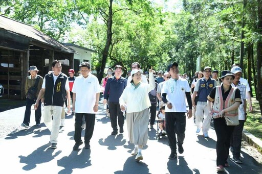 繁花盛開健步森坂在鳳林 林田山林業文化園區熱情齊步走
