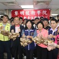 粽葉飄香賀端午 眾能協會和黎明師生合包肉粽送弱勢