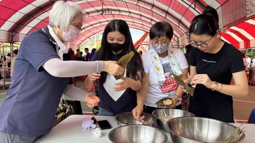 建國科大慶端午飄粽香 樂齡大學學員傳授包粽技藝傳遞文化溫度