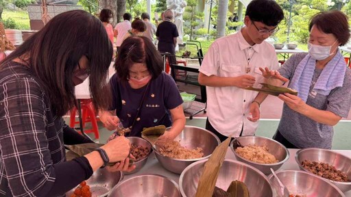 建國科大慶端午飄粽香 樂齡大學學員傳授包粽技藝傳遞文化溫度