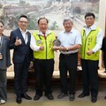 澎澄飯店榮獲五星級旅館殊榮 陳光復頒發標章肯定卓越貢獻