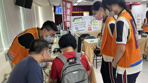 北斗家商學生助攻報稅季 納稅服務隊助鄉親報稅
