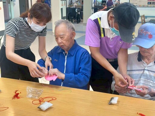 迎端午、繫香包 彰化榮家推動健康老化香氣滿盈