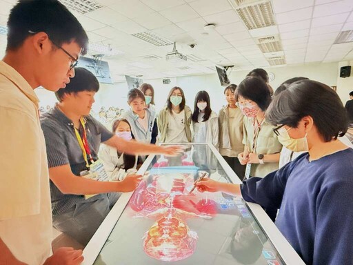 中山醫大生物科技研習營 帶高中生走入臨床、人文與解剖現場