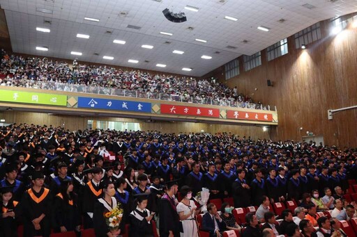 國立聯合大學畢業典禮 縣長鍾東錦勉勵學子勇敢逐夢