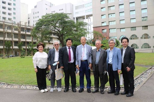 林昭庚捐贈奠基石與植栽 打造中醫大綠意校園
