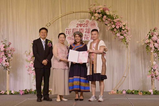 花蓮縣春季集團結婚 縣長徐榛蔚為31對新人證婚