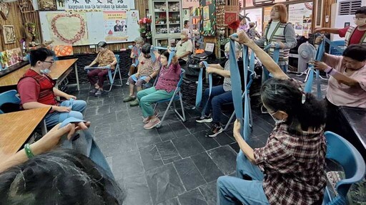 大手牽小手共織端午情 建國科大原資中心傳承耆老香包文化