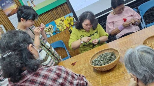 大手牽小手共織端午情 建國科大原資中心傳承耆老香包文化