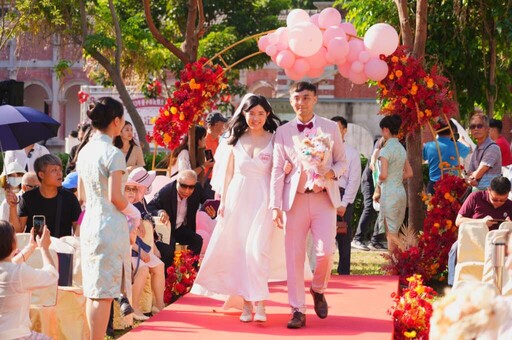 中市聯合婚禮超浪漫 戀愛巴士及熱氣球帶新人幸福啟航