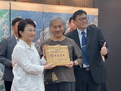 何木火彩墨畫展大里高中展出 勉青年校友勇敢逐夢不畏挑戰