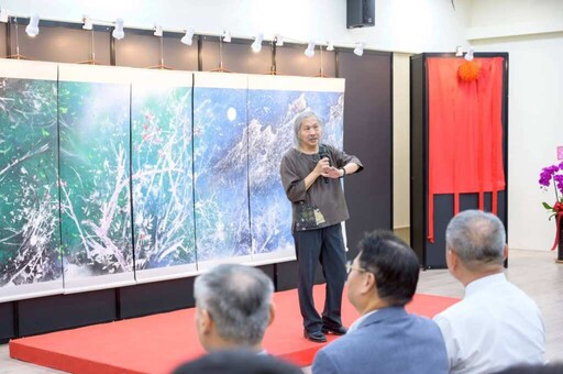 何木火彩墨畫展大里高中展出 勉青年校友勇敢逐夢不畏挑戰