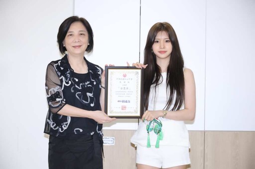 首渡來台「甜心精靈」全恩菲,擔任紅心字會公益大使,關懷長者做公益體驗親手包粽