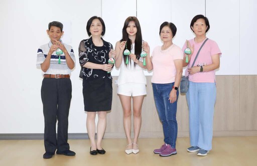 首渡來台「甜心精靈」全恩菲,擔任紅心字會公益大使,關懷長者做公益體驗親手包粽