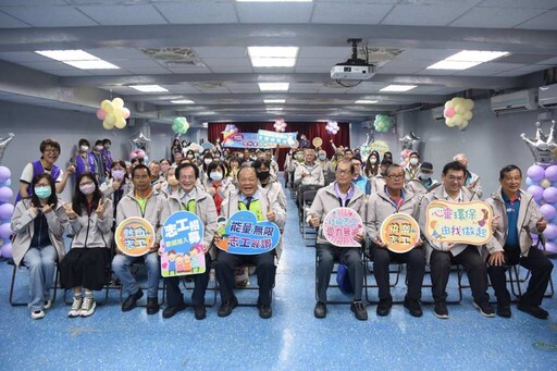陳光復致贈值勤外套 向社福志工致敬表謝意